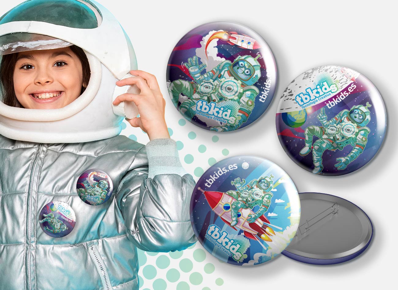 nena astronauta con chapas de robots en chqueta plata