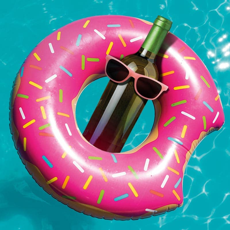 flotador rosa con botella de vino en piscina